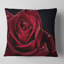 Rose rouge avec gouttes de pluie sur fond noir - coussin à imprimé floral-29896287-29892682