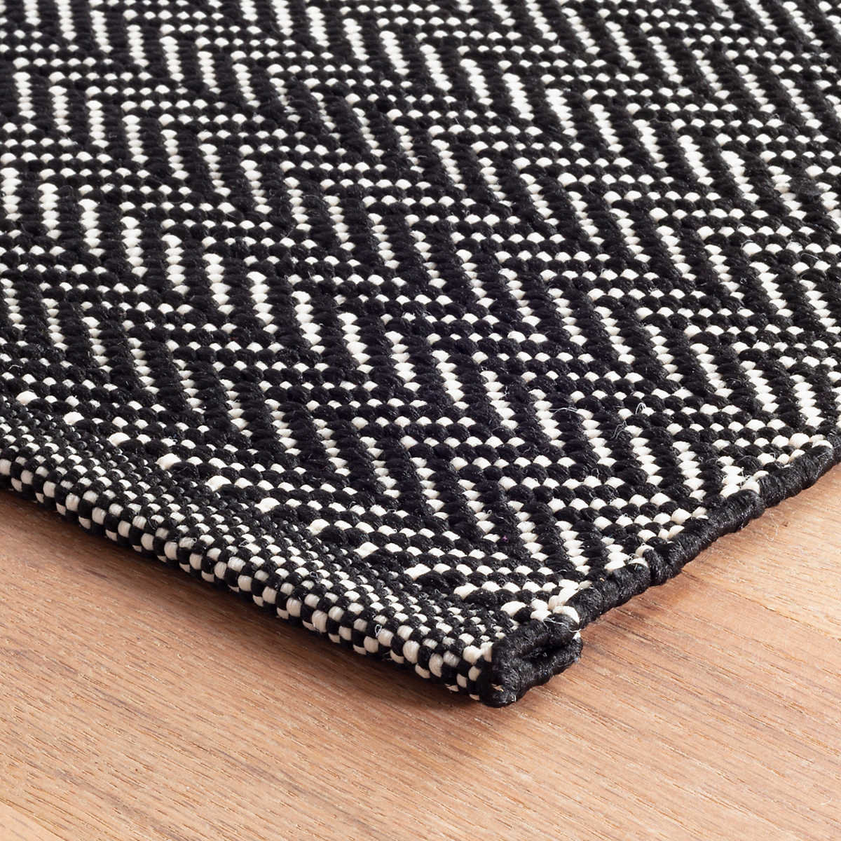 Herringbone Pearl Hand-Woven Outdoor Rug, Rectangle 4' x 6', Black/Ivory