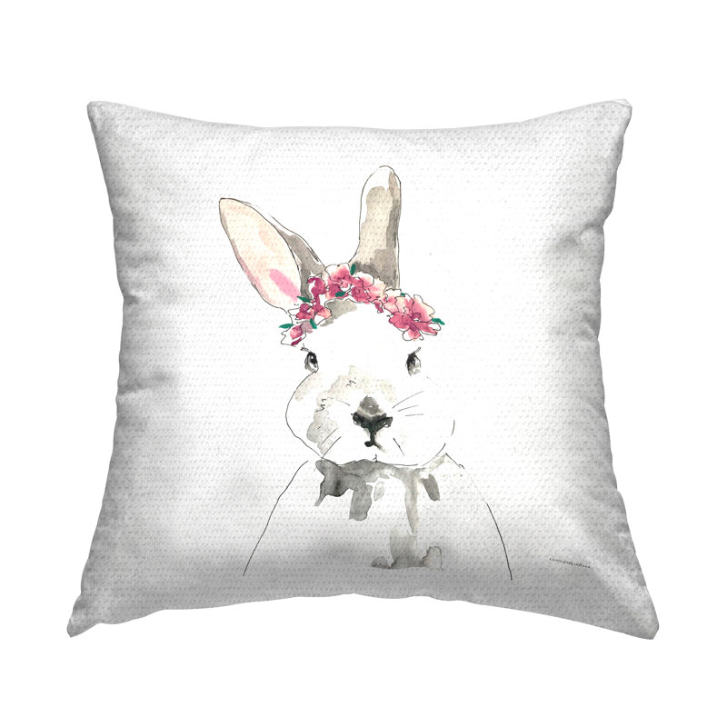 Coussin d'extérieur imprimé floral avec couronne de lapin et lapin par Kamdon Kreations