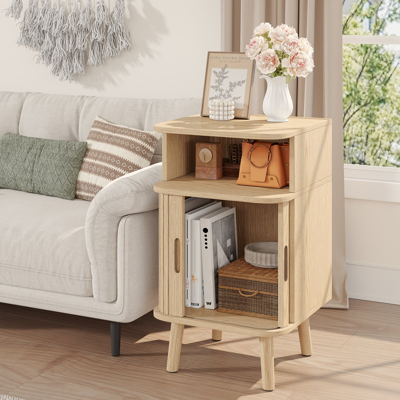 Table de chevet moderne Mid-Century, table de bout cannelée avec tablette ouverte et armoire de rangement, table de chevet arrondie en bois avec portes coulissantes
