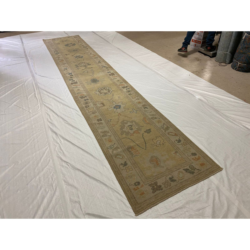Tapis de couloir floral doré / ivoire / beige en laine tissé à la main 3 pi 0 po x 16 pi 9 po