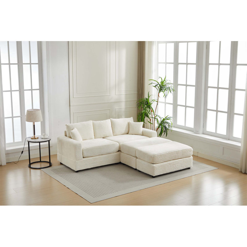 Canapé modulaire en velours côtelé avec housses extensibles et deux coussins, idéal pour rehausser le confort et le style de la maison