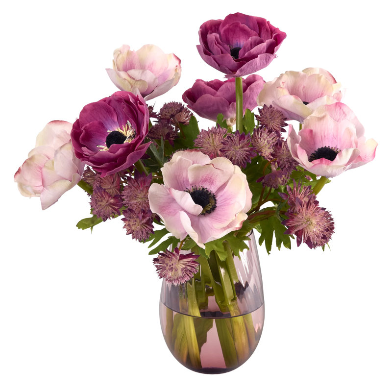 Anémone et bouquet d'astrantia dans un vase en verre lilas