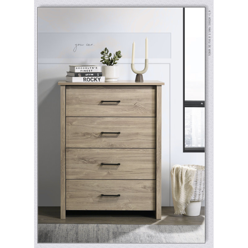 Commode 4 tiroirs Celeste en chêne clair avec poignées noires, espace de rangement spacieux pour les chambres modernes