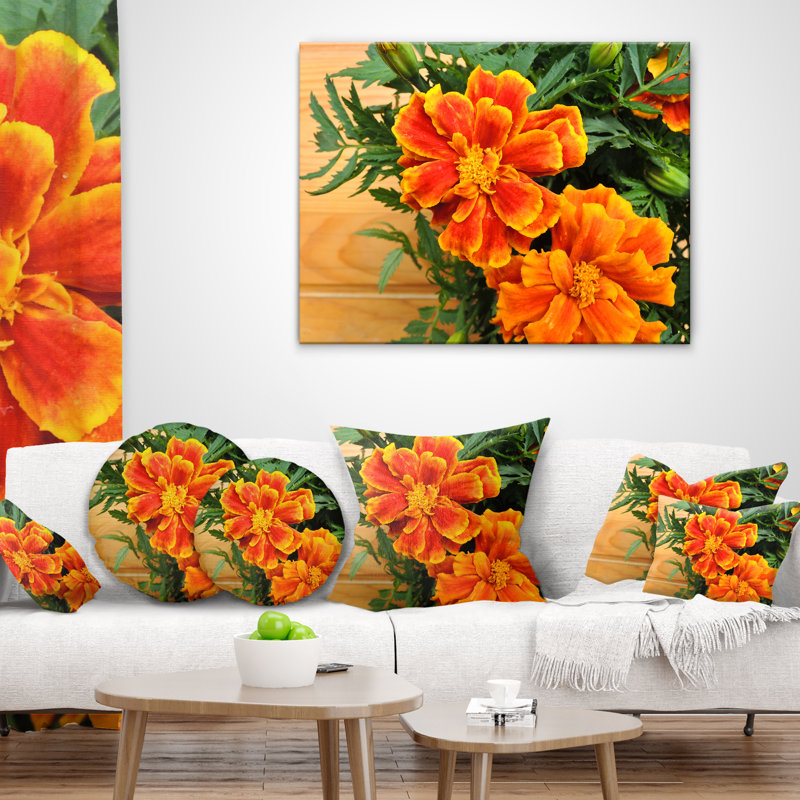 Fleur de souci sur fond en bois - coussin à imprimé floral, 16 po x 1 po, Coussin décoratif