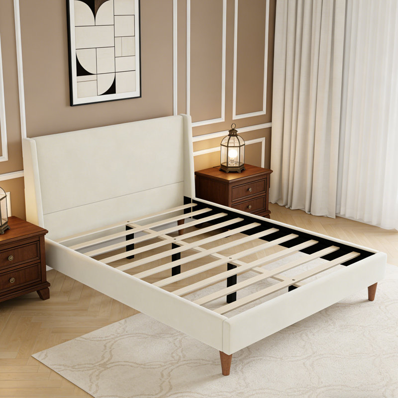 Grand lit plateforme tapissier avec pieds en bois massif