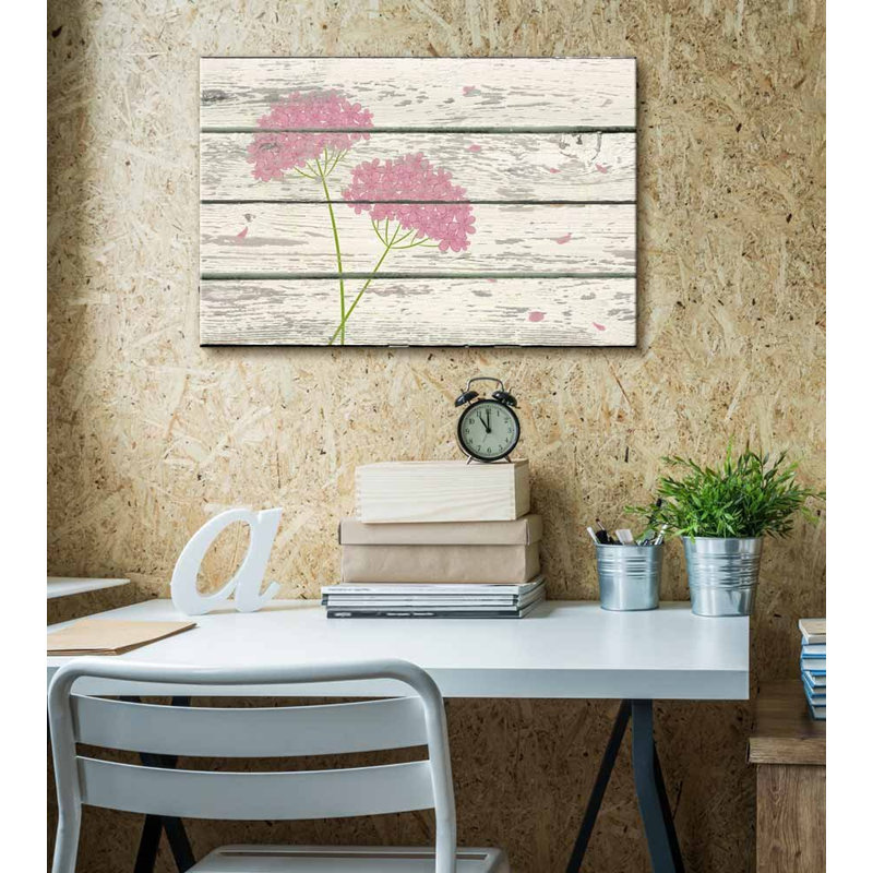 Illustration de pétales de fleurs roses sur fond vert, H 16 po x l 24 po