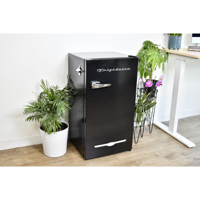 Frigidaire Pi. Réfrigérateur compact rétro avec compartiment refroidisseur, ouvre-bouteille latéral intégré
