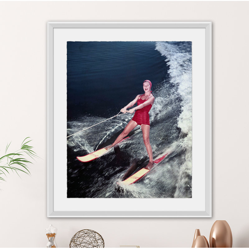 «A Water Skis on the Sea» par Getty Images - reproduction de photo encadrée, H 25 po x l 21 po x P 2,375 po