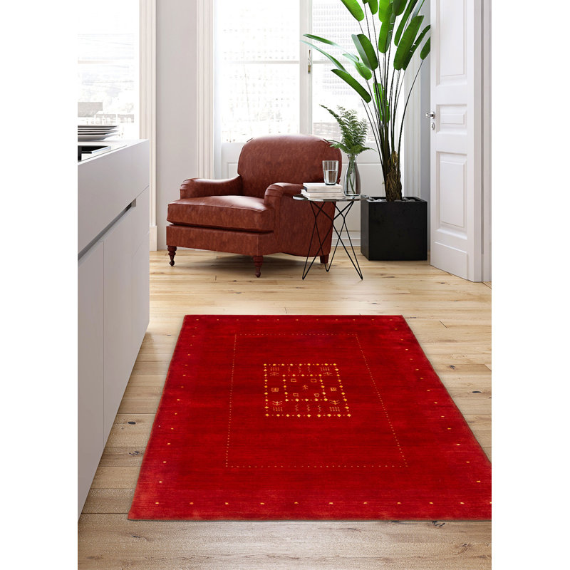 Les tapis Gabbeh sont fabriqués à la main avec des poils très hauts et des motifs très simples et stylisés.