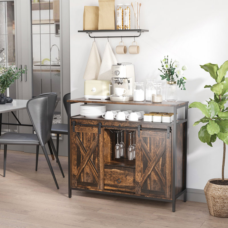 Buffet industriel, armoire de cuisine avec portes de grange coulissantes, armoire à café avec porte-verres à pied, tiroir et tablettes réglables, brun rustique