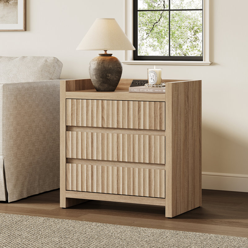 Table de chevet cannelée moderne à 3 tiroirs avec station de charge, table de chevet en bois avec port USB, petite table de bout avec rangement pour le salon