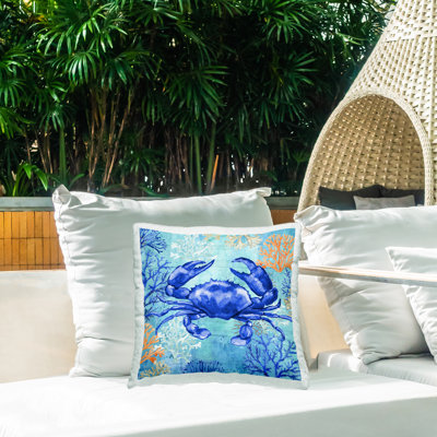 Coussin d'extérieur imprimé motif crabe bleu et corail par Elena Vladykina rep. Levison Designs