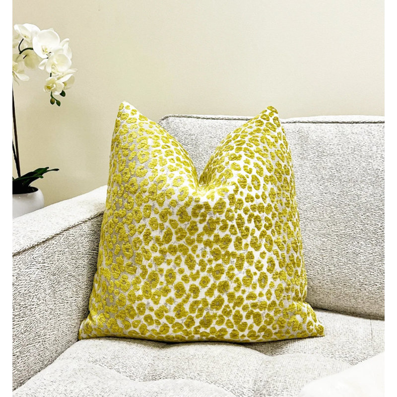 Housse de coussin en velours Leopard, H 22 po x l 22 po, Blanc / léopard jaune