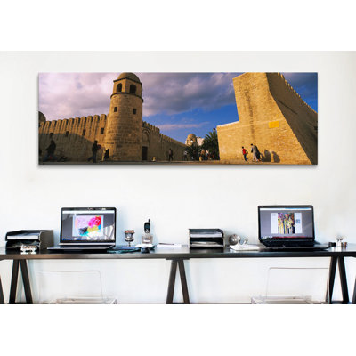 Groupe de personnes à une mosquée, Grande Mosquée, Médina, Sousse, Tunisie par Panoramic Images - Reproduction de giclée sur toile tendue avec châssis