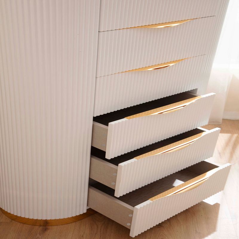 Commode dorée avec bois