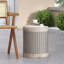 Table de bout chic et légère en béton avec motif en panier, parfaite pour les espaces extérieurs modernes et fonctionnels.