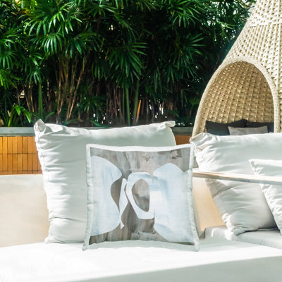 Coussin décoratif d'extérieur à découpes rondes et à formes modernes par Melissa Wang