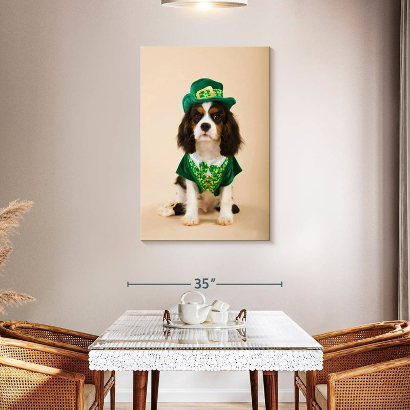 Chien en costume de lutin, H 45 po x l 30 po