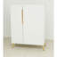 Buffet blanc moderne pour la présentation et le rangement de la salle à manger, poignées dorées, esthétique épurée, options de rangement polyvalentes, bois d'ingénierie, armoire compacte limitée avec poignées, barre de cuisine, élégant