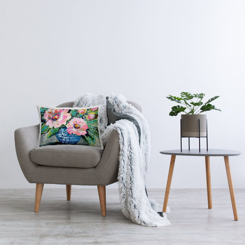 Coussin décoratif imprimé rose avec motif de marguerites roses par Jeanette Vertentes