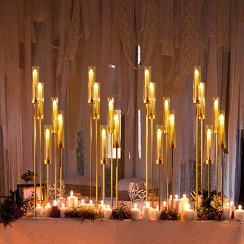 Ensemble de 4 chandeliers dorés sur pied à 5 bras avec abat-jour en acrylique, parfaits pour la décoration intérieure et les fêtes d'anniversaire, compatibles avec les bougies coniques LED.