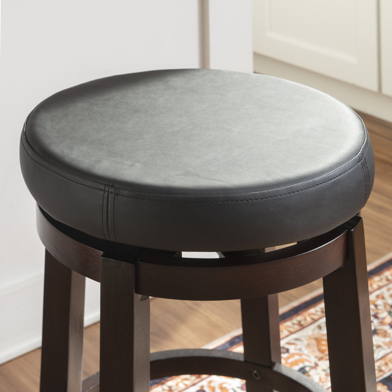 Tabouret rembourré pivotant avec structure en bois massif Baylis, Similicuir - noir