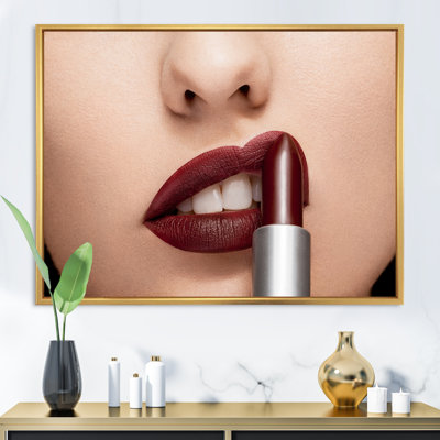 Femme appliquant du rouge à lèvres sur les lèvres - photographie sur toile
