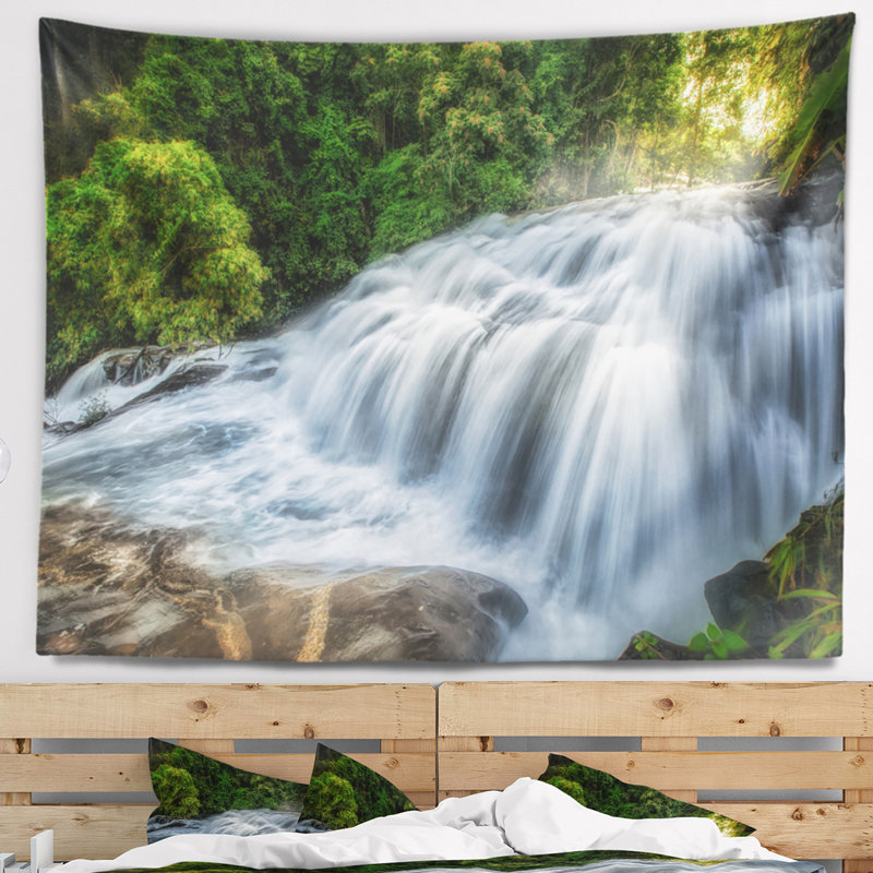 Photographie de paysage s'écoulant pha dokseaw cascade tapisserie, H 32 po x l 39 po