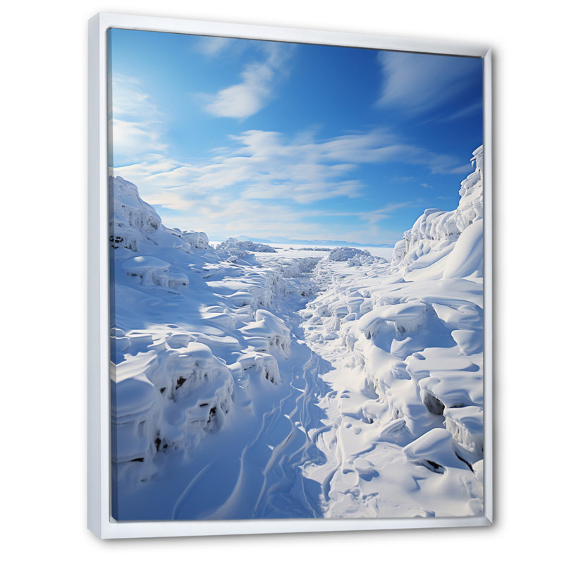 Paysage d'hiver enneigé à l'horizon I, Cadre flottant blanc, H 32 po x l 24 po x P 1 po