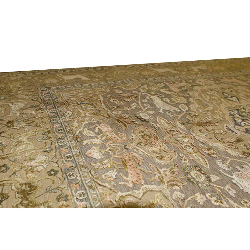 Oriental Area Rug in Light Gray/Gold
