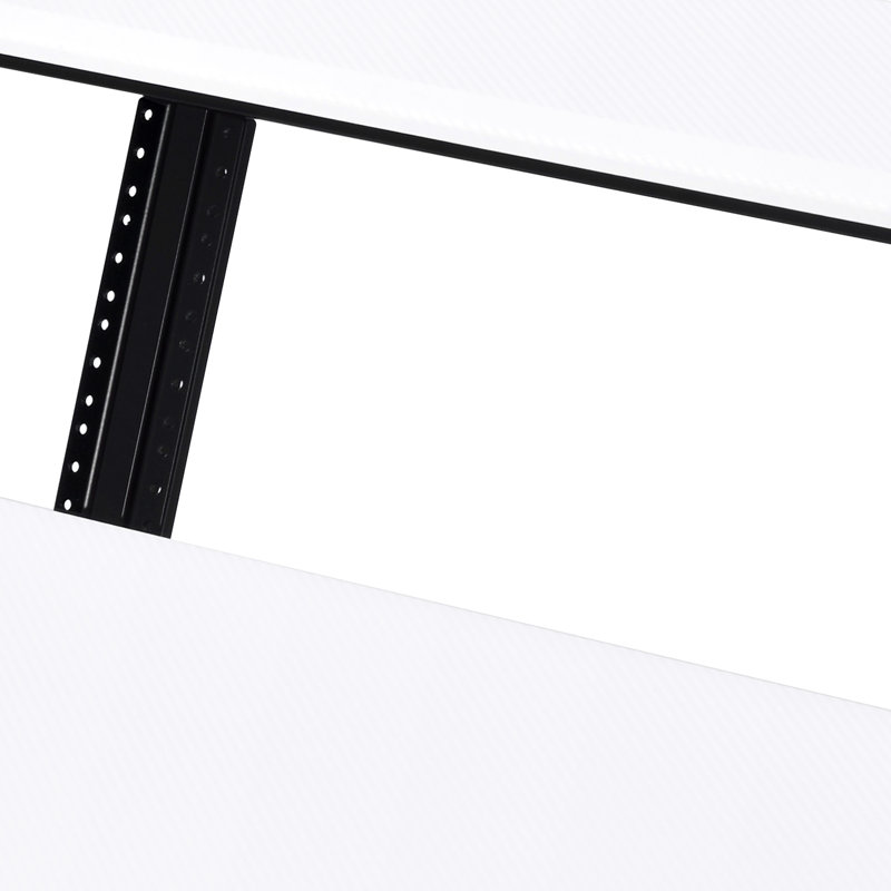 Bureau d'enregistrement de musique moderne en blanc et noir avec clavier en métal B