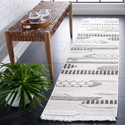 Tapis gris tissé à la machine à motif géométrique