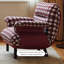 Fauteuil vintage en tissu pied-de-poule et cuir nappa pour maison d'hôtes et salon.