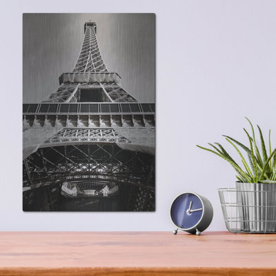 «Paris - Eiffel Tower Look Up - Black & White» par Epic Portfolio, art mural en métal