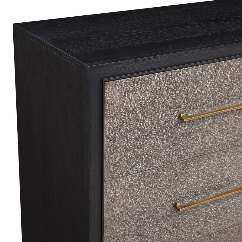 Commode haute contemporaine à cinq tiroirs en bois foncé avec quincaillerie dorée brossée et pieds fuselés pour un rangement élégant