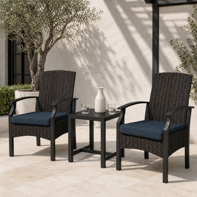 Ensemble bistro de patio en résine tressée 3 pièces, chaises d'extérieur à dossier haut avec coussins et table d'appoint carrée, structure en acier et rotin en PE résistant aux intempéries pour petits patios, balcons et vérandas.