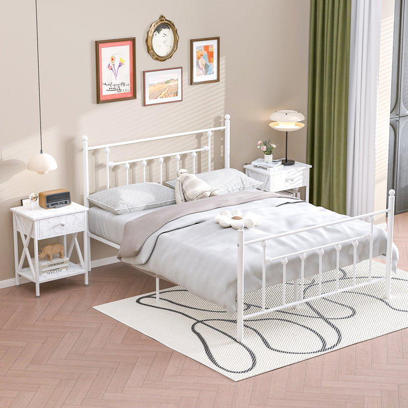 Ensemble de chambre à coucher 3 pièces Kempst, cadre de lit en métal blanc de grande taille avec tables de chevet, ensemble de 2 lits à plateforme et table de chevet blanche avec tiroir et rangement, petit ensemble de mobilier de chambre à coucher de 3 pièces, aucun sommier nécessaire