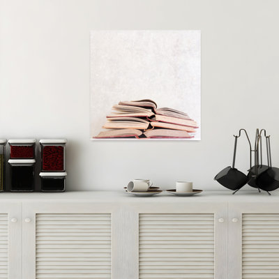 Art contemporain avec des livres beiges