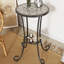 Table d'appoint de patio avec tablette, brun et noir. Plateau de table en céramique. Structure en acier thermolaqué. 14 po x 21,94 po. Pour la maison. Assemblage requis. Tablette en brun et noir. Conception unique. 14 po x 14 po x 21,94 po