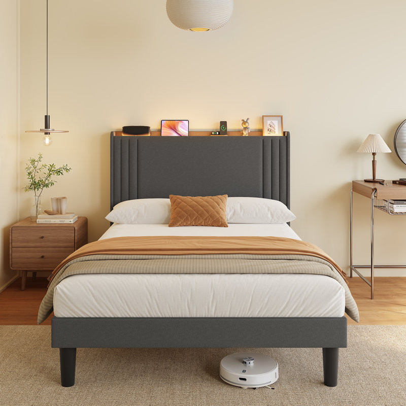 Lit plateforme à DEL avec tête de lit à oreilles: bande de lumière réglable, fonction de chargement et de rangement intégrée