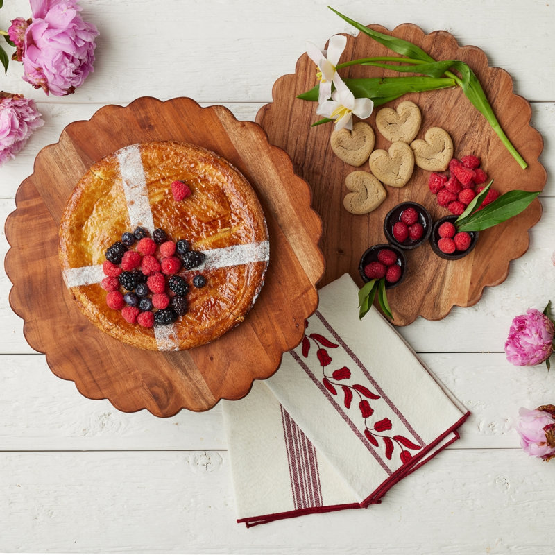 Scalloped Round Cutting Board Charger - Natural