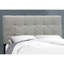 Lit double avec tête de lit tapissier gris et structure stable pour un coin de chambre à coucher confortable