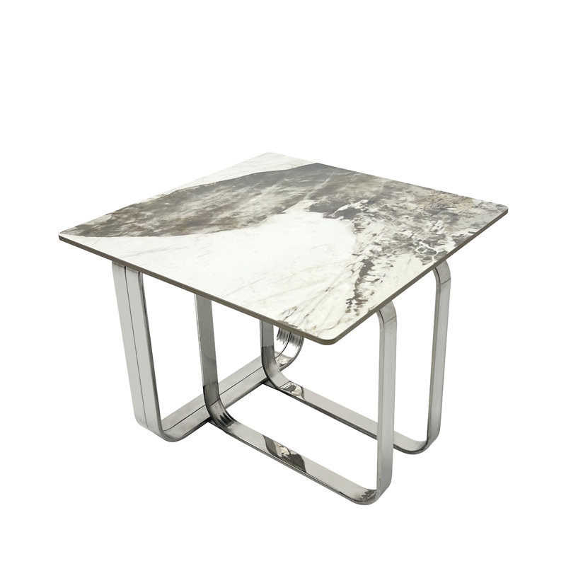 Table de salon avec coins arrondis et détails de conception rectangulaire en métal