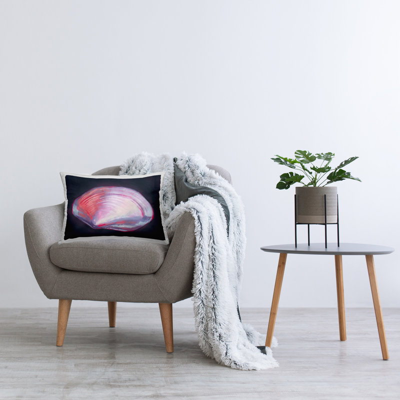 Coussin décoratif rose à motif de palourdes sur fond noir par Grace Popp