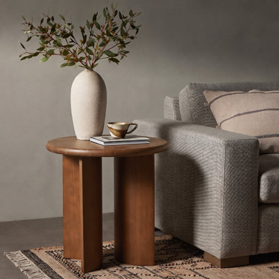 Table d'appoint ronde en bois de pin à finition noyer avec pieds en éventail uniques, table de bout moderne Mid-Century pour le salon