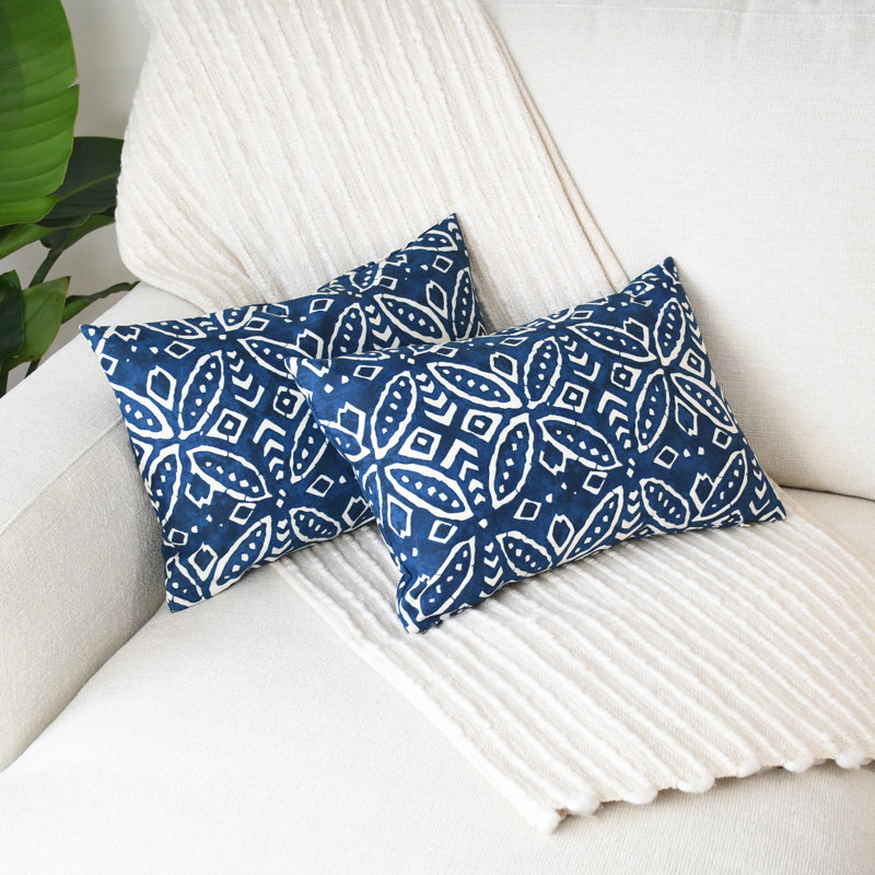 Batik extérieur indigo tropical, Rectangle H 12 po x l 18 po, Housse de coussin seulement - sans coussin
