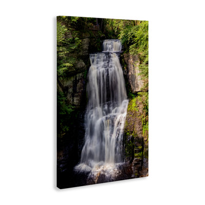 Toile en cascade dans la forêt, conception par Jeff Poe