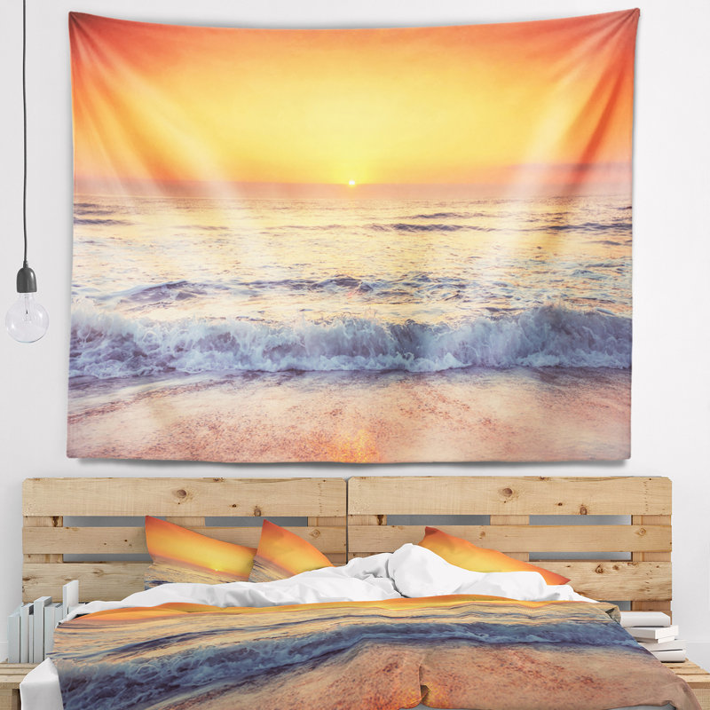 Tapisserie jaune avec nuage au-dessus de bord de mer, H 68 po x l 80 po