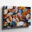 Toile, composition texturée vibrante de feuilles d'automne sur une surface d'art mural mettant en vedette une riche palette d'oranges profondes-987232249